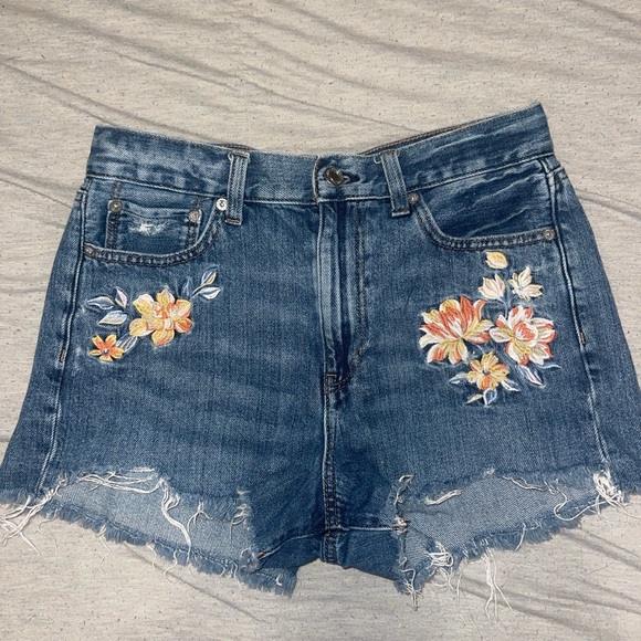 Floral embroidered shorts - Picture 2 of 6